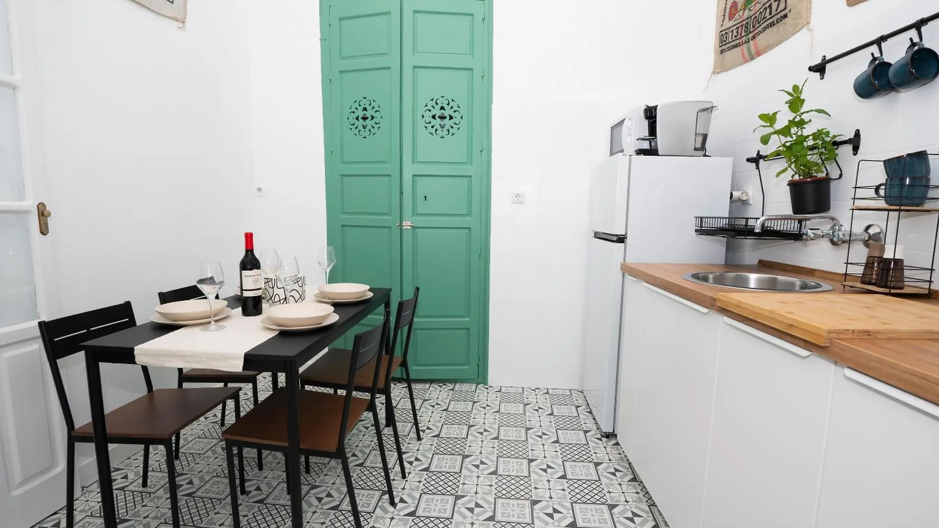Petite California Dos De Mayo Seville Apartment